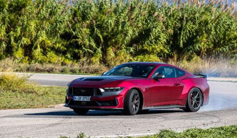 Οδηγούμε την ξεχωριστή Ford Mustang Dark Horse στην πίστα των Μεγάρων
