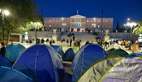 Φοιτητές στήνουν ξανά σκηνές στο Σύνταγμα, δείτε βίντεο και φωτογραφίες

