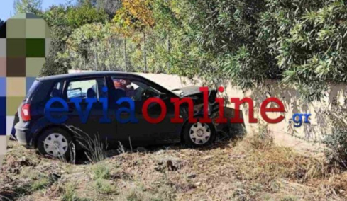 Τραυματίας 17χρονος οδηγός μετά από τροχαίο στην Εύβοια, το αυτοκίνητο του καρφώθηκε σε μάντρα
