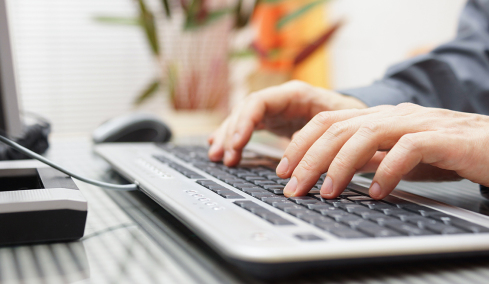 Γιατί τα πληκτρολόγια ξεκινούν με QWERTY και όχι με ABCD: Η μηχανική βλάβη που καθιέρωσε το σύστημα