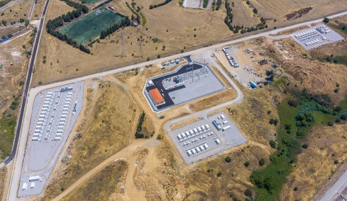 HELLENiQ ENERGY: Σε λειτουργία το πρώτο πάρκο μπαταριών