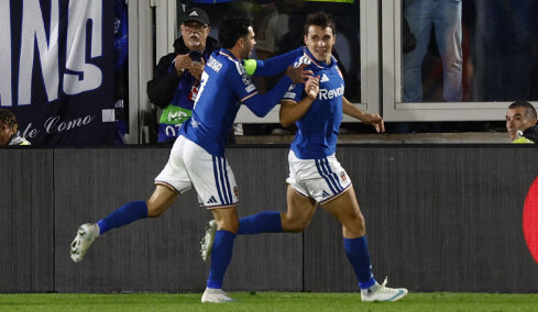 Σκόραρε ο Δουβίκας και η Κόμο «διέλυσε» με 4-1 τη Μάντσεστερ Γιουνάιτεντ, η Γαλατά 4-2 την Λιλ στη Γαλλία, δείτε τα γκολ 