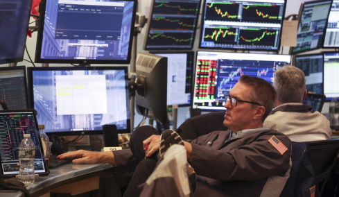 Wall Street: Μεγάλες απώλειες για τον Dow Jones - Το ράλι του πετρελαίου και οι φόβοι για τον πληθωρισμό πιέζουν τις αγορές