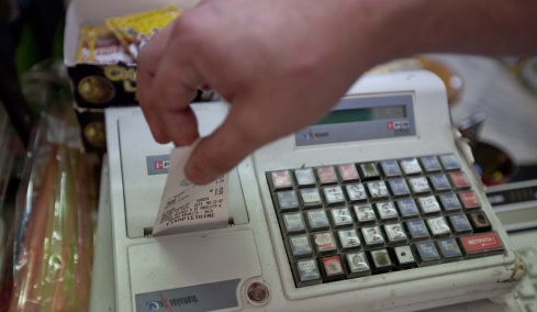 Πώς οι πειραγμένες ταμειακές «σβήνουν» πωλήσεις, τι βλέπει η ΑΑΔΕ και ποιοι πληρώνουν