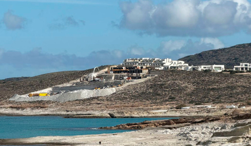 Μήλος: Νόμιμη η αδειοδότηση του Domes White Coast με το τότε καθεστώς, απαντά η V Tourism στο πόρισμα της Αρχής Διαφάνειας