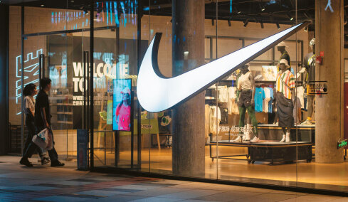 Nike: Ρωγμές στην αυτοκρατορία ενός γίγαντα – Οι σταρ που την εγκαταλείπουν, οι νέοι ανταγωνιστές και η μάχη για την ανατροπή