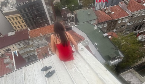 Μυστήριο με τον θάνατο 26χρονης στην Κωνσταντινούπολη: Η τελευταία της φωτογραφία σε ταράτσα πριν βρεθεί στο κενό
