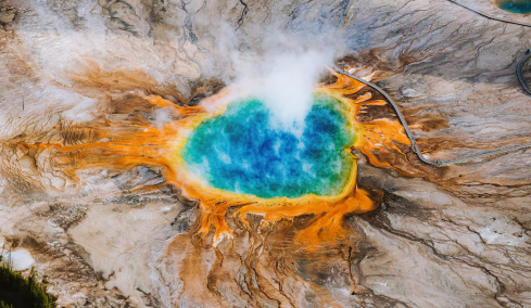 Πάνω από 23.000 σκουπίδια στις θερμές πηγές του Yellowstone: Πώς άλλαξε το χρώμα του διάσημου αξιοθέατου
