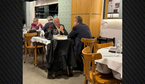 Μητσοτάκης και Τασούλας πήγαν στη «Διάβαση» για σουτζουκάκια και γύρο μετά την τελετή φωτισμού του Λευκού Πύργου