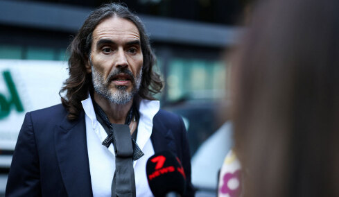 Ο Ράσελ Μπραντ αρνήθηκε όλες τις κατηγορίες για βιασμούς και σεξουαλικές επιθέσεις: Κανείς δεν δέχθηκε να καταθέσει υπέρ μου, είπε στη δίκη του