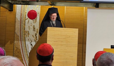 Ο Οικουμενικός Πατριάρχης προσευχήθηκε στον τάφο του Πάπα Φραγκίσκου: Η συγκινητική αναφορά του στις σπουδές στη Ρώμη
