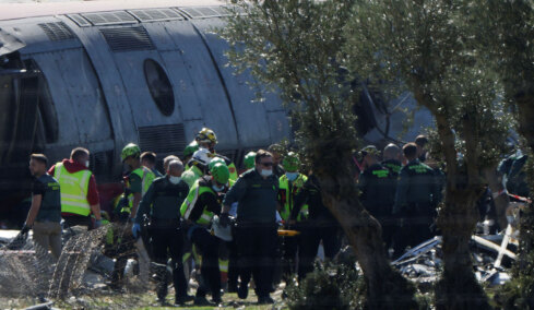 Ανθρώπινο σφάλμα η πιθανότερη αιτία της πολύνεκρης σύγκρουσης τρένων στην Ισπανία: Τεχνικός δεν ειδοποίησε ότι τα δύο τρένα ήταν στην ίδια γραμμή