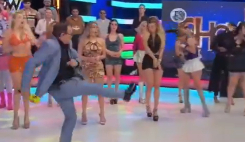 Απίστευτο περιστατικό σε live εκπομπή στο Μεξικό: Παρουσιαστής κλώτσησε drone και το έστειλε στο πρόσωπο μοντέλου, δείτε βίντεο