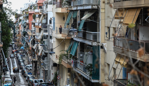 Παλιές πολυκατοικίες και ετοιμόρροπα μπαλκόνια: Τα καμπανάκια κινδύνου που δεν πρέπει να αγνοούν οι ιδιοκτήτες, σύμφωνα με καθηγητή του ΕΜΠ