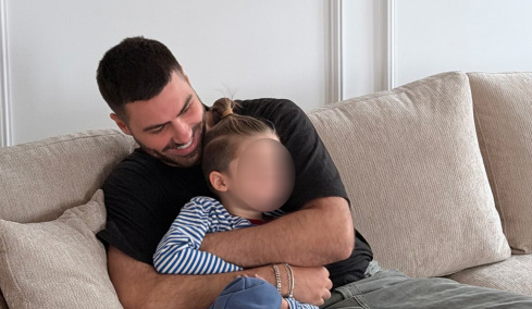 Η Ιωάννα Τούνη απαθανατίζει τον σύντροφό της αγκαλιά με τον γιο της: Λιώνω, γράφει