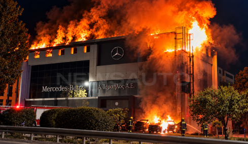 Έρευνα για εμπρησμό σε έκθεση Mercedes-Benz και smart  (video)