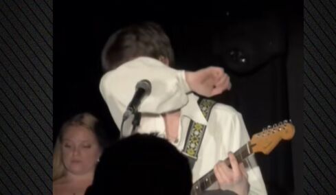 Κρουζ Μπέκαμ: Η συγκινητική ερμηνεία  για τη «ραγισμένη καρδιά» της μητέρας του σε συναυλία του
