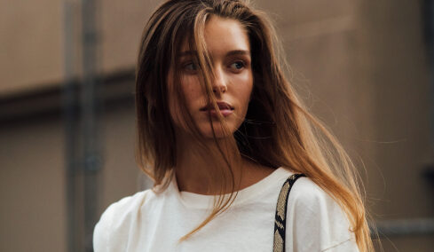 Μπλε ή μοβ σαμπουάν; Πώς επιλέγουμε το κατάλληλο για τα μαλλιά μας