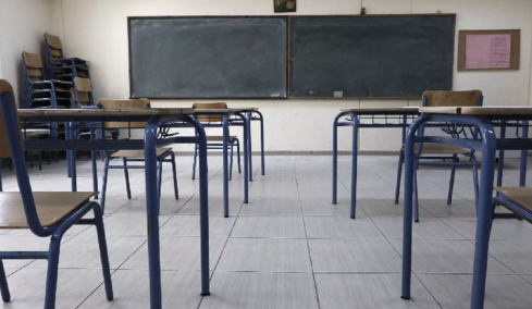 Προσήχθη γιαγιά μαθητή που επιτέθηκε φραστικά στον διευθυντή του σχολείου επειδή διαφωνούσε με τους βαθμούς του εγγονού της