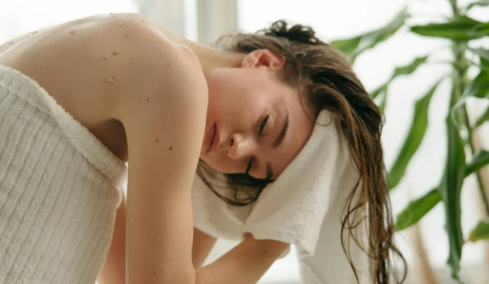 Τελικά, είναι απαραίτητο να λουζόμαστε δύο φορές;