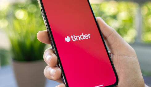 Το νέο φίλτρο του Tinder που φέρνει τα πάνω κάτω: «Θα προσθέσουν και φίλτρο βάρους;»