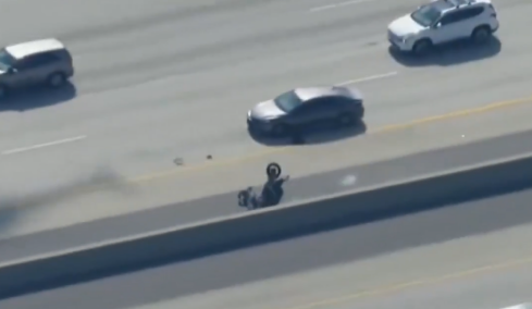 Καταδίωξη αλά Χόλιγουντ στις ΗΠΑ: Αστυνομικός εκτός υπηρεσίας πέταξε στον αέρα μηχανή - Ο αναβάτης της είχε σκοτώσει συνάδελφό του