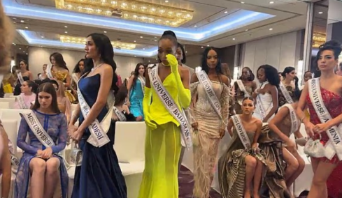 Επεισόδιο σε εκδήλωση για τη Miss Universe: Η νικήτρια του 2024 έφυγε οργισμένη όταν ο πρόεδρος των καλλιστείων διέσυρε δημόσια τη Μις Μεξικό