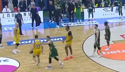 Τρομερό fair play από τον Σλούκα - Έκανε εσκεμμένα φάουλ σε νεαρό παίκτη του Περιστερίου για να τον στείλει στις βολές - Βίντεο 