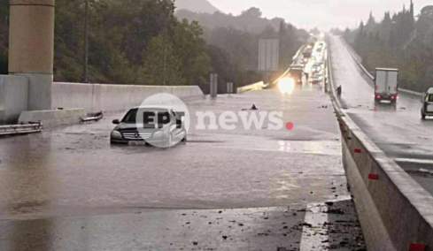 Καιρός: Σάρωσε η κακοκαιρία τη δυτική Ελλάδα, πλημμύρισαν με λασπόνερα σπίτια σε Αρκαδία, Βόνιτσα, Πρέβεζα - Τις επόμενες ώρες οι βροχές στην Αττική