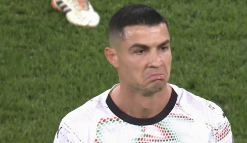 Ο Κριστιάνο Ρονάλντο αποβλήθηκε για πρώτη φορά με την Εθνική Πορτογαλίας - Ειρωνεύτηκε τον διαιτητή και αποδοκιμάστηκε από τον κόσμο - Βίντεο 
