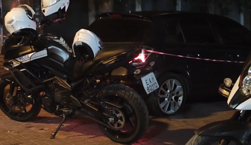 Ανάποδα σε λεωφόρο μπήκαν οι διαρρήκτες που τραυμάτισαν αστυνομικούς για να διαφύγουν στον Άγιο Δημήτριο - Η μαρτυρία για το σπίτι που άνοιξαν