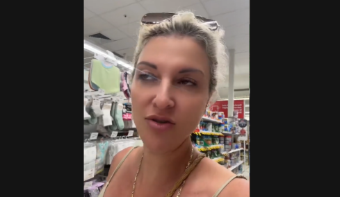 Ελληνοαυστραλή δίχασε επειδή τα έβαλε με τις γυναίκες που φοράνε κολλητά σορτς και πάνε για ψώνια - Δείτε το βίντεο στο TikTok