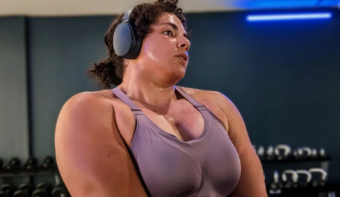 Το παρελθόν στις ερωτικές ταινίες κόστισε τον τίτλο της δυνατότερης γυναίκας στην Αμερικανίδα που... ξέχασε να πει ότι γεννήθηκε άνδρας