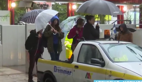 Μετέφεραν σε καρότσα αγροτικού το κόσμο που ήθελε να περάσει τον δρόμο για τον σταθμό του ΗΣΑΠ στο Μοσχάτο - «Φούσκωσε» ο Κηφισός  