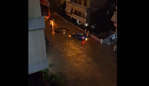 Αυτοκίνητα έγιναν... βάρκες στον Άλιμο λόγω της κακοκαιρίας και επέπλεαν στα λασπόνερα, δείτε βίντεο