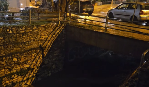 Δήμαρχος Χαλανδρίου: Ανίκητη η βλακεία των Αθηνέζων που πάρκαραν πάνω σε γέφυρα