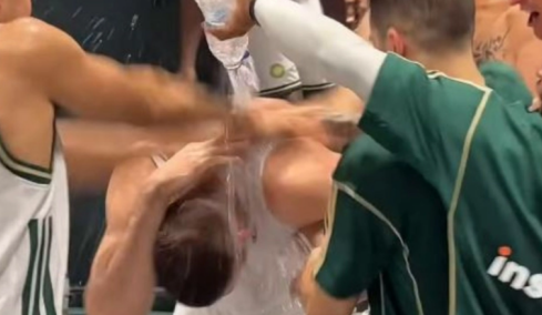 Επικό μπουγέλο από τους παίκτες του Παναθηναϊκού στον Ρογκαβόπουλο μετά την 40αρα του στον Πανιώνιο, βίντεο 