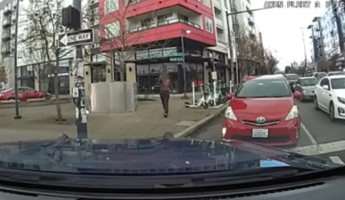 Αστυνομικοί στο Σιάτλ σκότωσαν με «βροχή» από σφαίρες ένοπλο που τους απείλησε, δείτε βίντεο