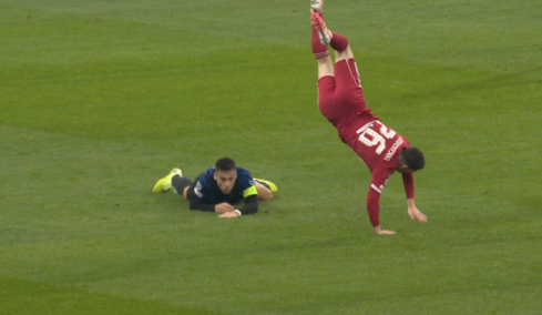Το τάκλιν του Λαουτάρο που σήκωσε στον αέρα τον Ρόμπερτσον στο παιχνίδι της Ίντερ με τη Λίβερπουλ, βίντεο 