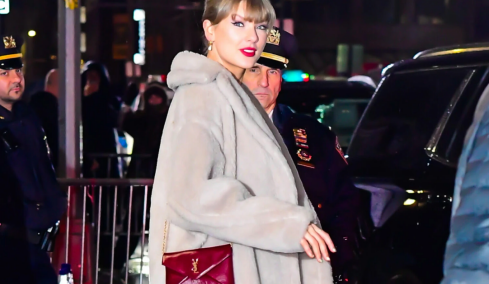 Η Tέιλορ Σουίφτ συνδύασε μίνι φούστα με ένα faux fur παλτό από την Max Mara
