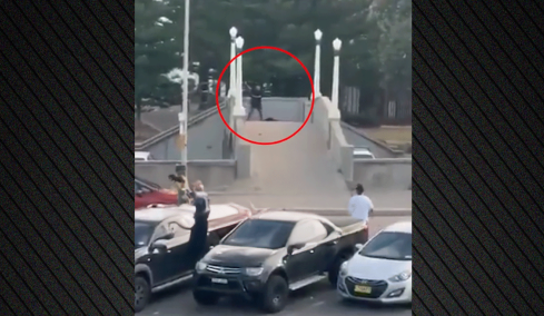 Ο άγνωστος ήρωας του Σίδνεϊ: Αφόπλισε δράστη, δέχτηκε πυρά από αστυνομικούς και ξυλοκοπήθηκε επειδή τον πέρασαν για τρομοκράτη, δείτε βίντεο