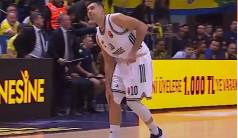 Αποχώρησε κρατώντας το γόνατό του προς το τέλος του Φενέρ - ΠΑΟ, βίντεο 