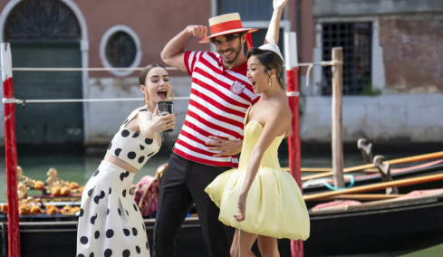 Emily in Paris: Η σχεδιάστρια κοστουμιών της σειράς αναλύει το στυλ της 5ης σεζόν
