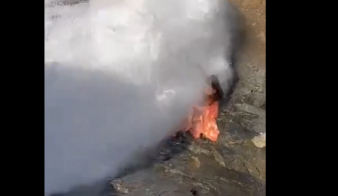 Τουρίστρια γλίτωσε από βέβαιο θάνατο, η στιγμή που την «κατάπιε» κύμα στην Αίγυπτο, δείτε βίντεο