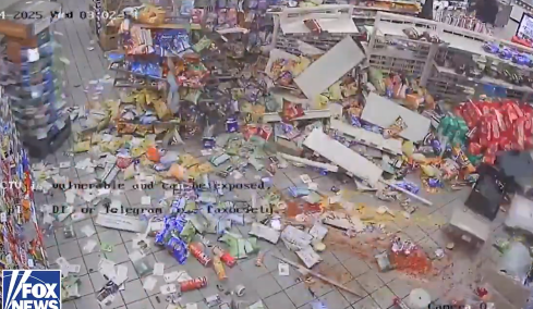 Κλέφτες στο Τέξας έδεσαν ΑΤΜ σε αυτοκίνητο, το τράβηξαν και έκαναν «γης μαδιάμ» το κατάστημα που ήταν μέσα
