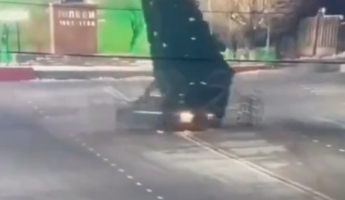 Απίστευτες σκηνές στο Καζακστάν: Οδηγός έκανε «κολιές» με Lada σε πλατεία και γκρέμισε το 12μετρο χριστουγεννιάτικο δέντρο, δείτε βίντεο