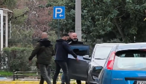 Στα δικαστήρια της Ευελπίδων ο γιος της Ελένης Παπαδοπούλου που συνελήφθη για τη δολοφονία της στο Κολωνάκι, δείτε βίντεο