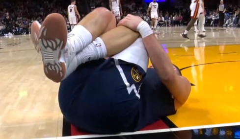 Αγωνία στους Νάγκετς: Ο Γιόκιτς χτύπησε στο γόνατο και σφάδαζε στο παρκέ, δείτε βίντεο