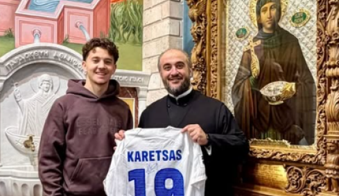 Κωνσταντίνος Καρέτσας: Επισκέφτηκε εκκλησία στη Μενεμένη και χάρισε τη φανέλα της Εθνικής Ελλάδας, φωτογραφίες 