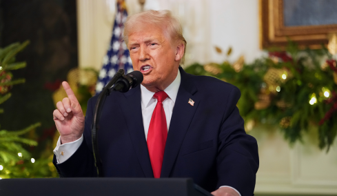 Τραμπ για το Ιράν: «Ξεπερνά την κόκκινη γραμμή, αν χτυπήσει βάσεις μας θα το χτυπήσουμε σκληρότερα»  